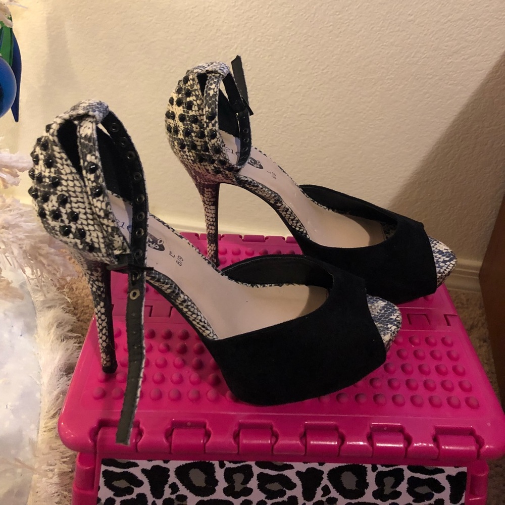 Black Rue 21 heels with a Snakeskin back